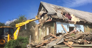 Промышленный демонтаж пристроек к дому в Кандалакше | Цены от 576 руб. за м2
